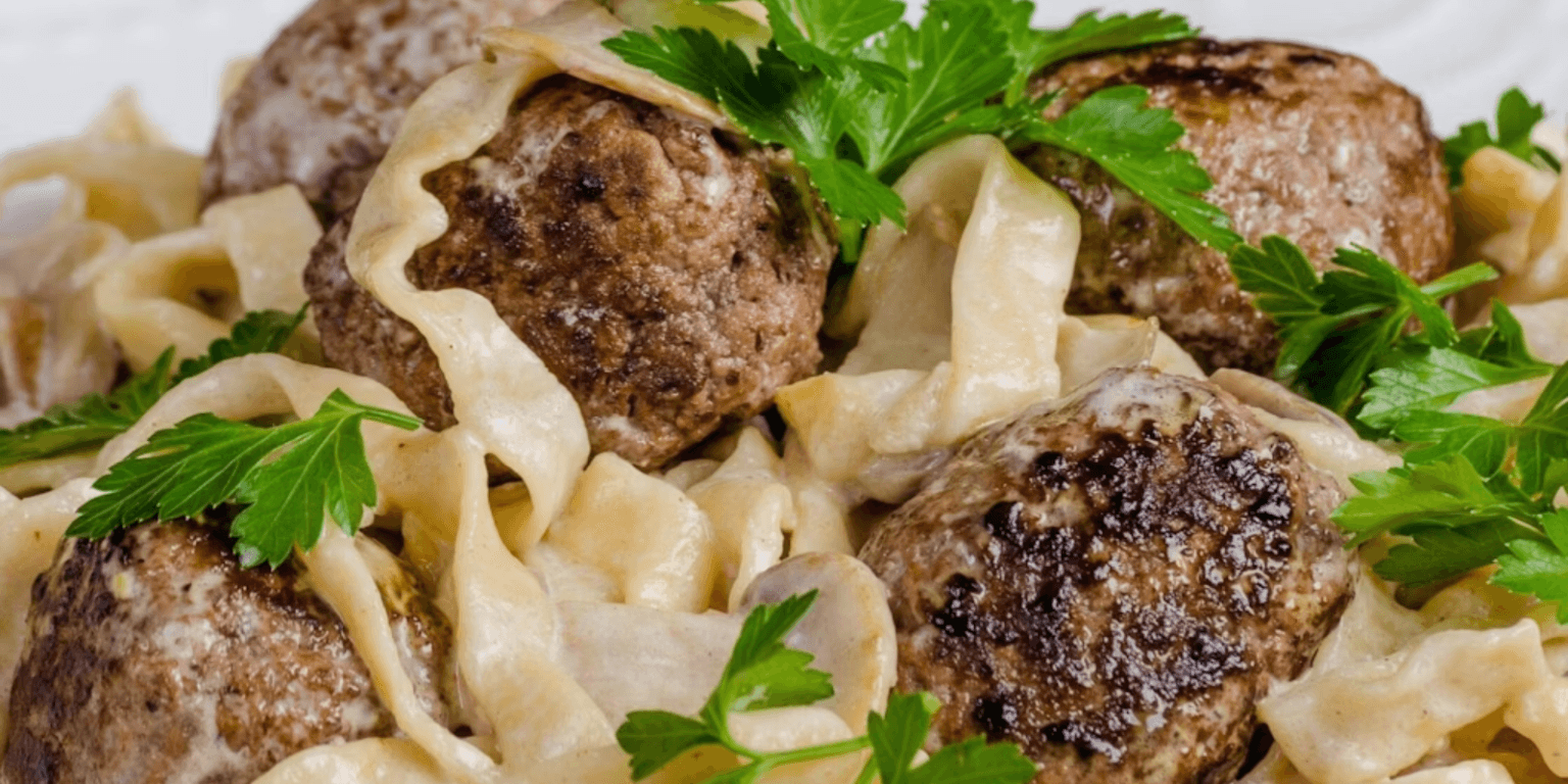 Tagliatelle mit Pilzsoße und Hackbällchen - Rezepte Einfache