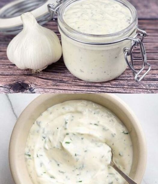 Omas Unwiderstehliche Knoblauchsauce: Ein Alleskönner in Nur 3 Minuten