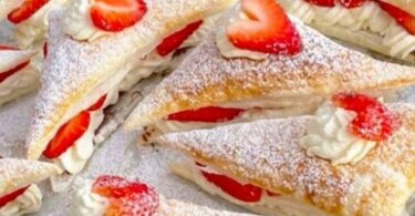 Verlockende Erdbeer-Blätterteigkissen: Ein süßer Genuss in Minutenschnelle