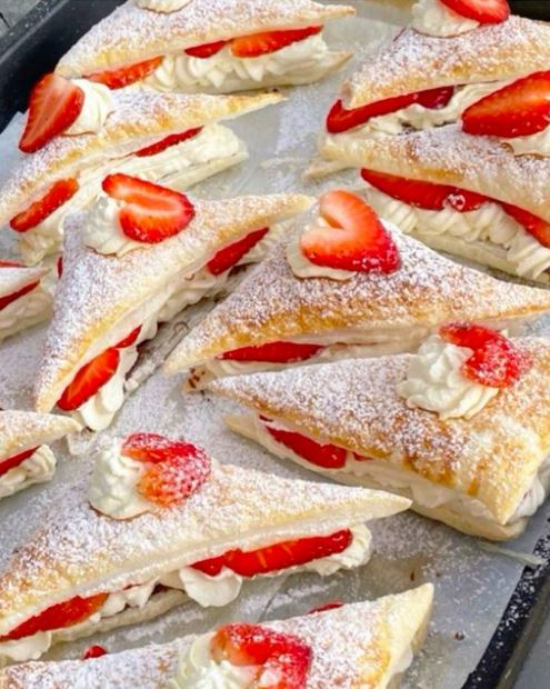 Verlockende Erdbeer-Blätterteigkissen: Ein süßer Genuss in Minutenschnelle