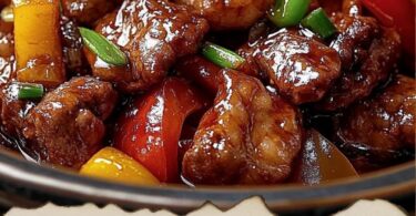 Aromatisches Chinesisches Rindfleisch mit Zwiebeln und Paprika