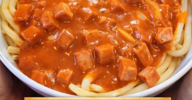 Makkaroni mit Tomatensoße & Jagdwurst