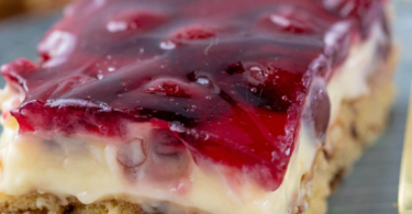 Kirschkuchen mit Pudding – cremiger Schmandkuchen vom Blech