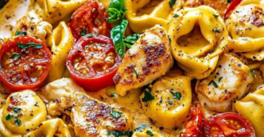 Abgefahren lecker! Tortellini mit Hähnchen und Schmand – in nur 10 Minuten 😍